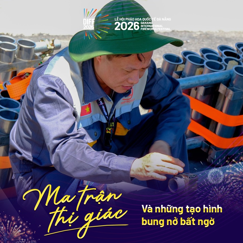 Người thợ đang chuẩn bị các ống phun lửa cho lễ hội pháo hoa quốc tế tại Đà Nẵng 2026, với dòng chữ "Ma trận thị giác và những tạo hình bùng nổ bất ngờ" nổi bật.